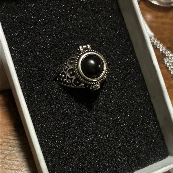 Vintage Black Onyx Poison Ring - Picture 2 of 4